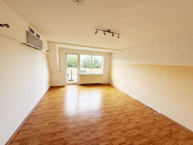 Helle, perfekt geschnittenne Dachgeschosswohnung mit  Klimaanlage, Einbauküche  und Gartenbalkon — photo 1
